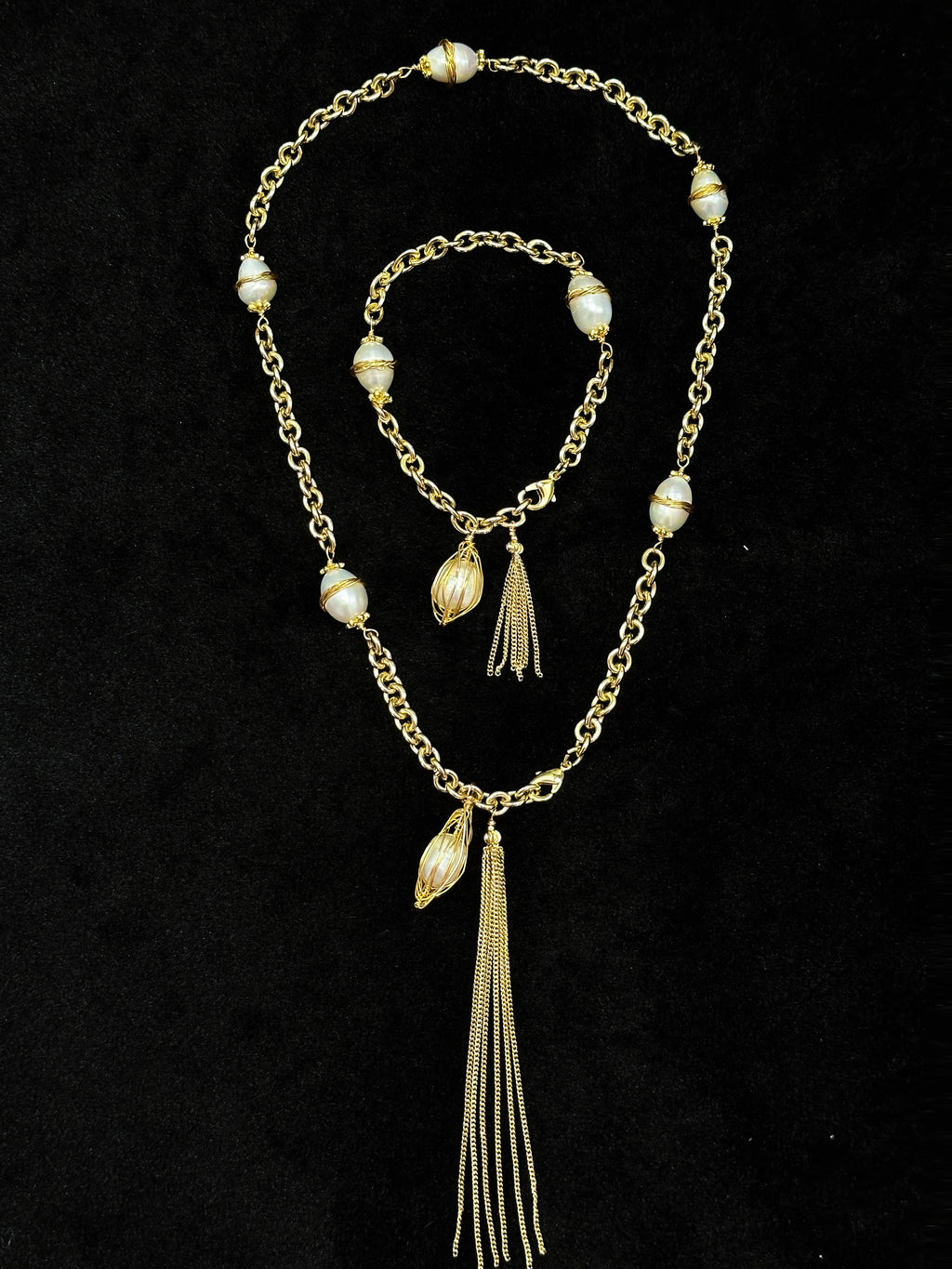 TT original-Bracelet-Women's Gold Pearl Bracelet | Chunky-chain vintage design featuring pearls and tassel charms | Elegant, luxurious statement jewelry