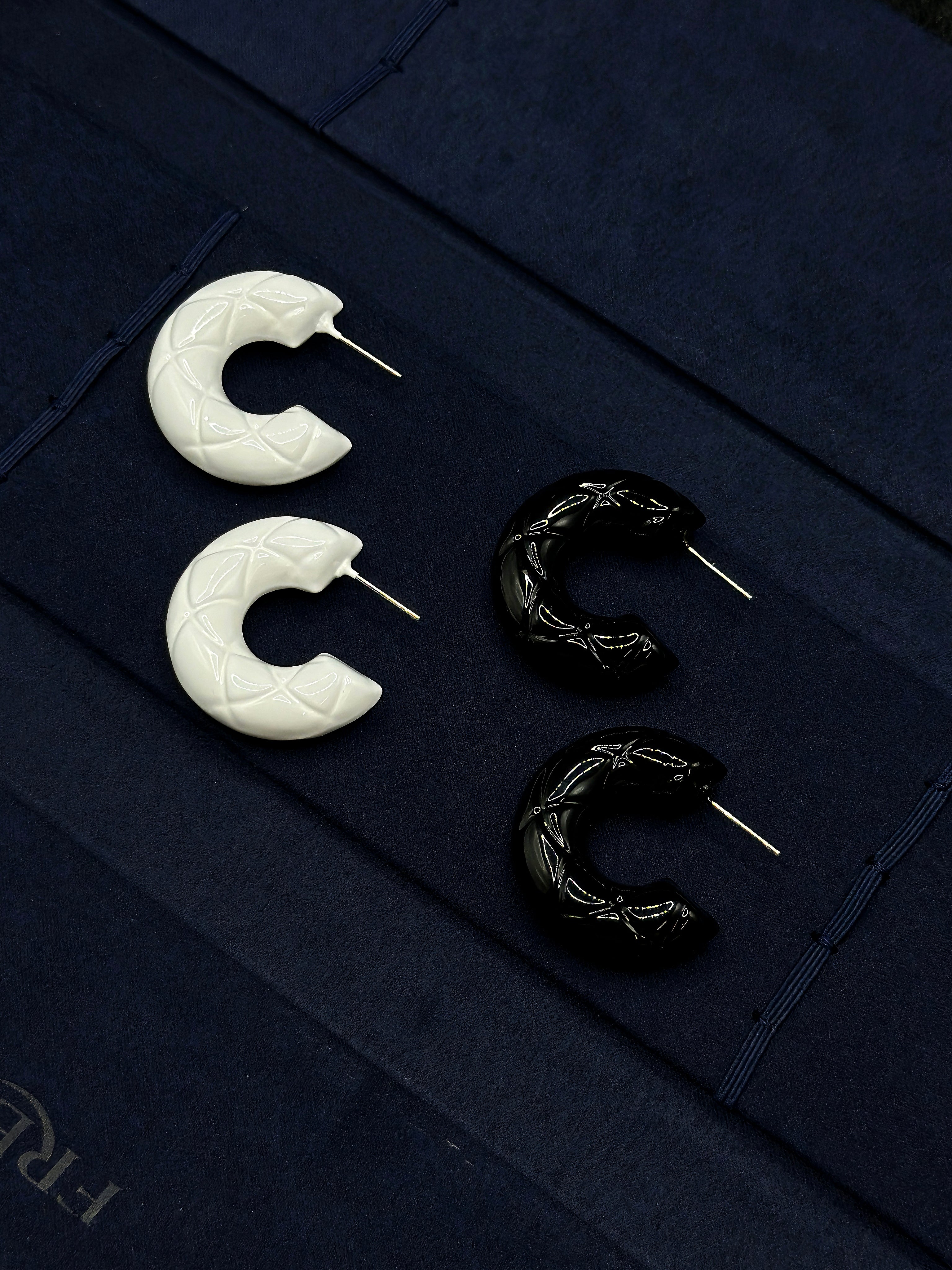 TT original-earring-Unique C-hoop Earrings | Geometric Textures | Chanel-inspired Earrings | C-shaped Stud Earrings | Street Style | Black Hoop Earrings | Retro-Modern Half-Moon Earrings