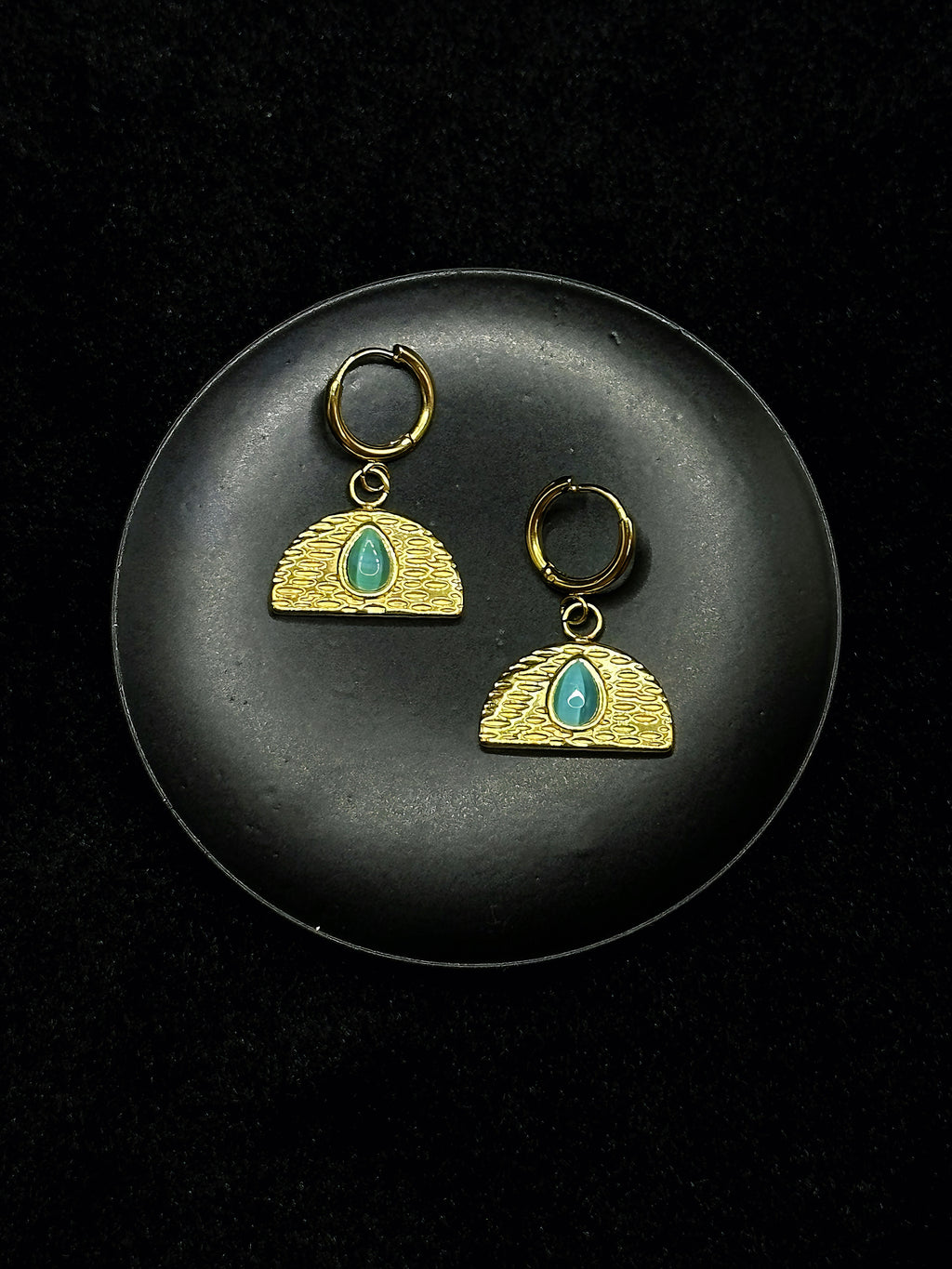 TT original-earring-Bohemian geometric design | Textured earrings | Hammered fan-shaped earrings | High-end vintage emeralds | Fair-skinned and elegant style