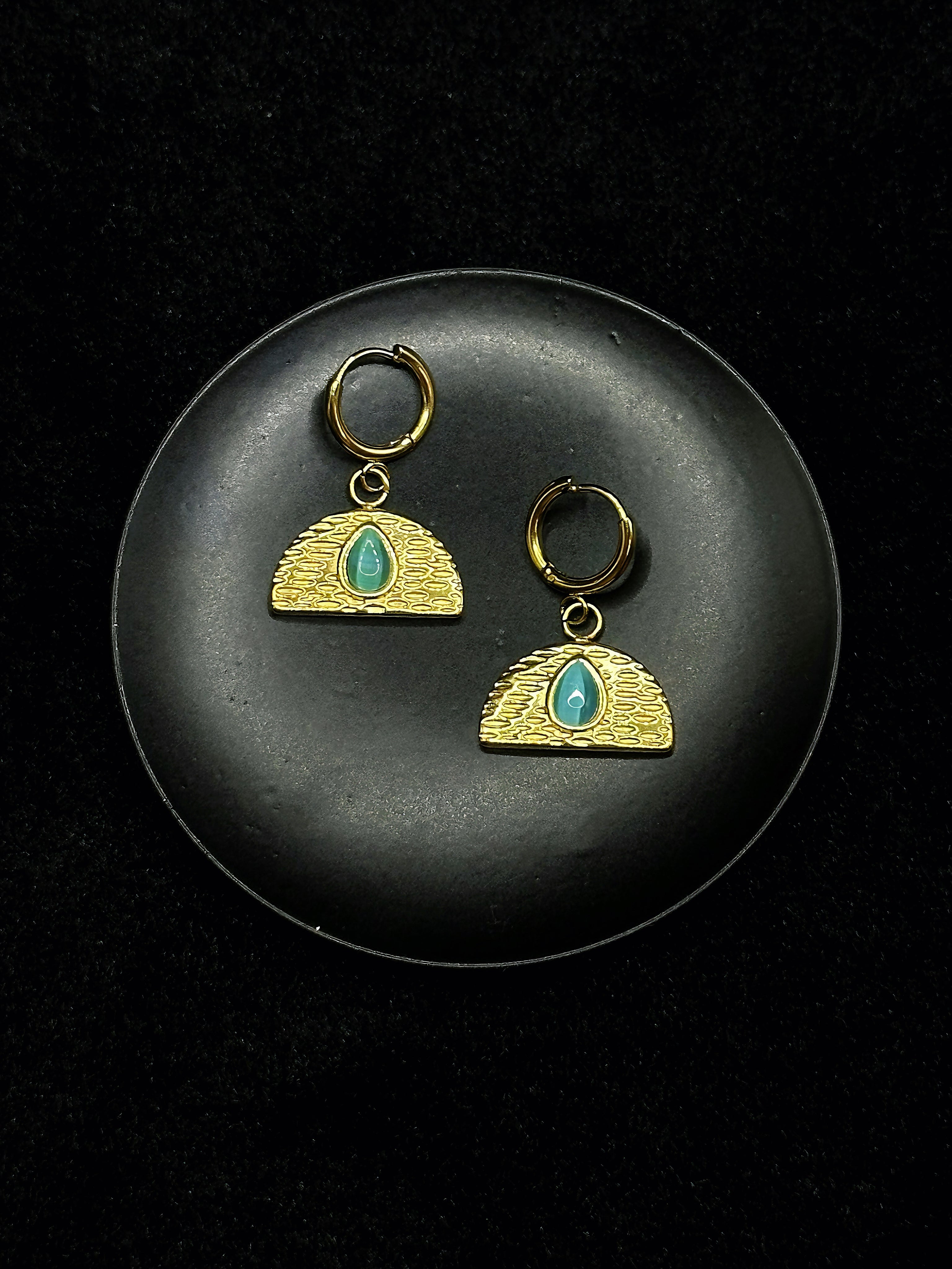 TT original-earring-Bohemian geometric design | Textured earrings | Hammered fan-shaped earrings | High-end vintage emeralds | Fair-skinned and elegant style