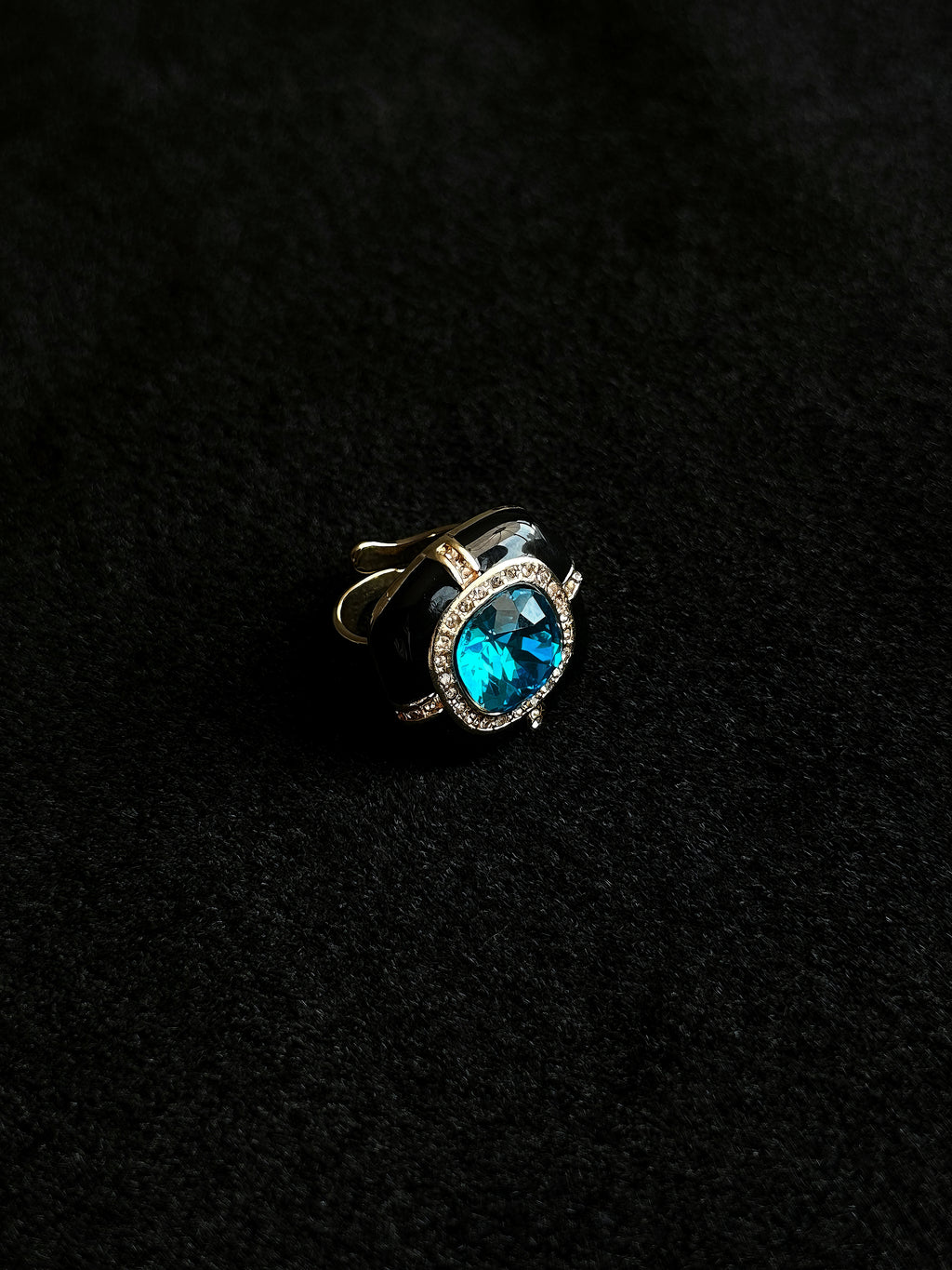 TT original-ring-Black and gold square cushion-shaped wide ring | Niche design | Affordable luxury bright blue faux gemstone ring (for commuting, parties, or gifts)