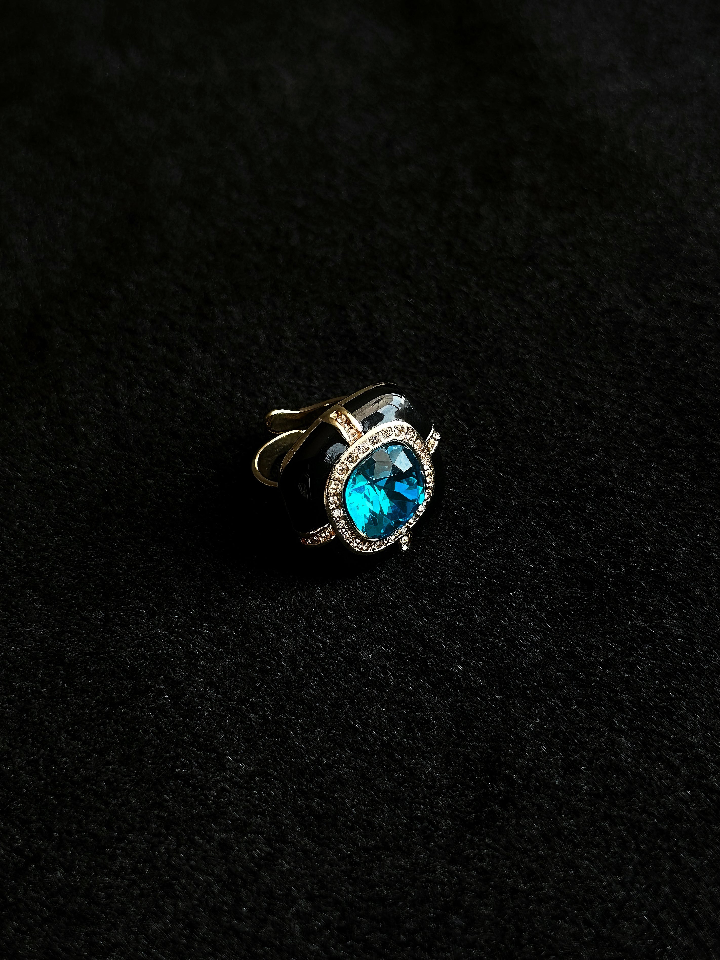TT original-ring-Black and gold square cushion-shaped wide ring | Niche design | Affordable luxury bright blue faux gemstone ring (for commuting, parties, or gifts)