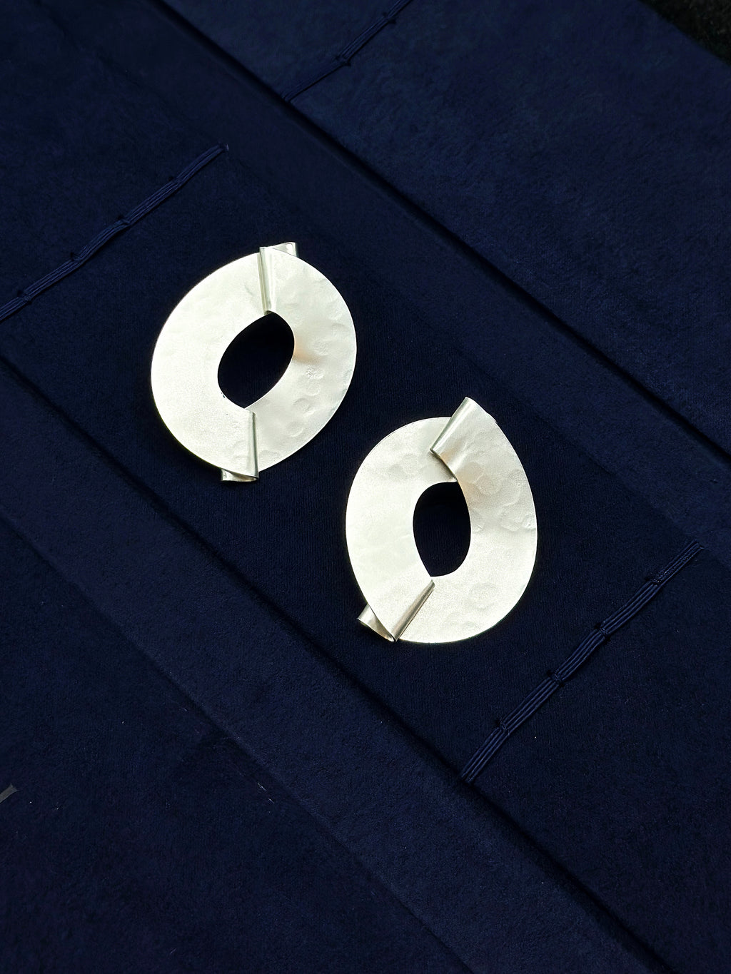 TT original-earring-Minimalist geometric earrings | Matte silver disc earrings | Avant-garde jewelry architecture style