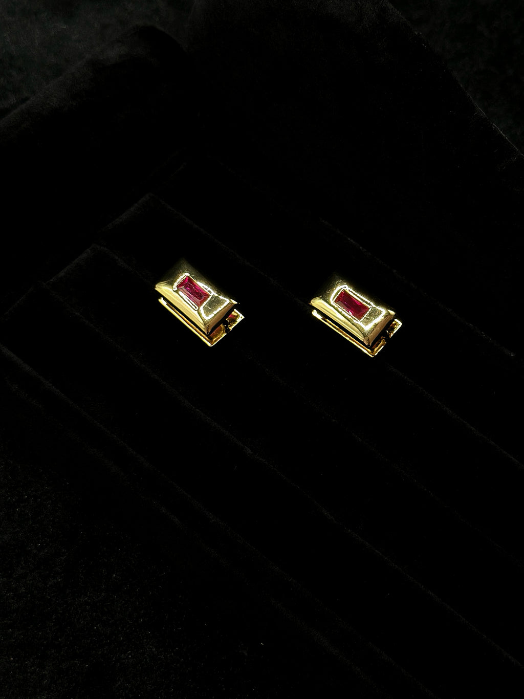TT original-earring-Niche design gold geometric stud earrings | French vintage style | sophisticated workwear earrings | versatile everyday wear | ruby earrings