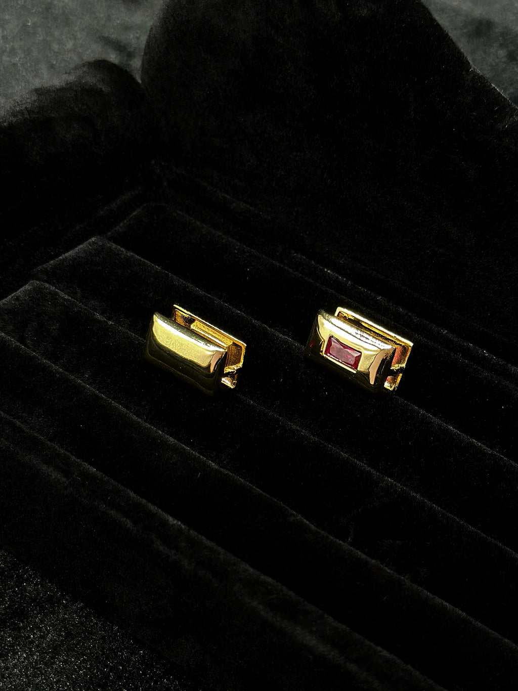 TT original-earring-Niche design gold geometric stud earrings | French vintage style | sophisticated workwear earrings | versatile everyday wear | ruby earrings