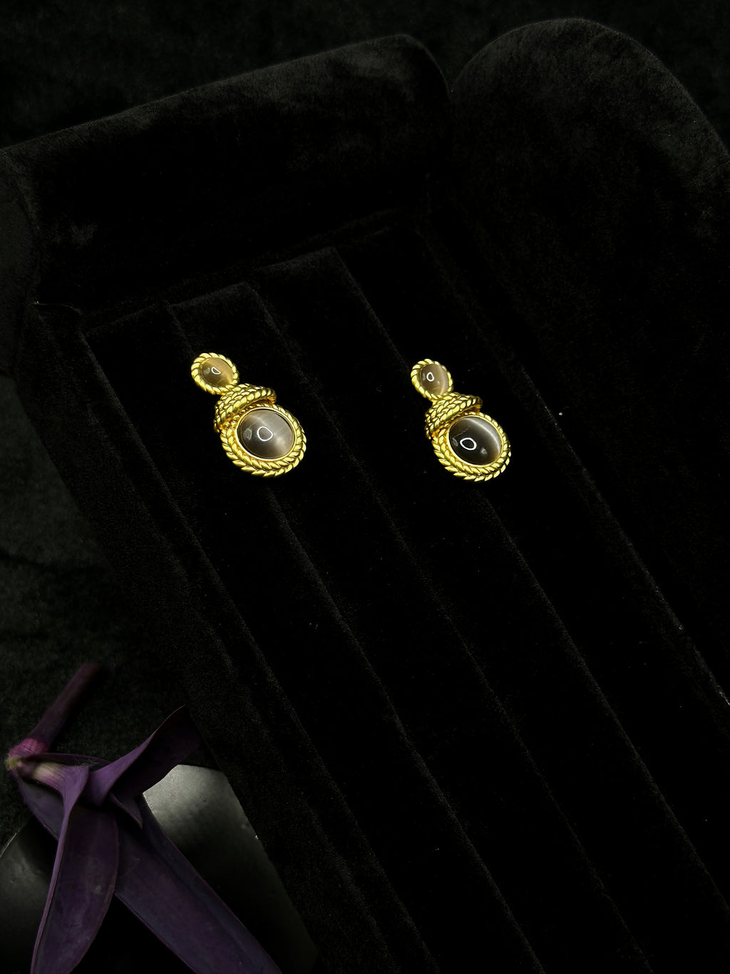 TT original-earring-French vintage gold rope-patterned cat-eye earrings | High-end | Vintage earrings | Gray cat-eye stud earrings | French court style niche design