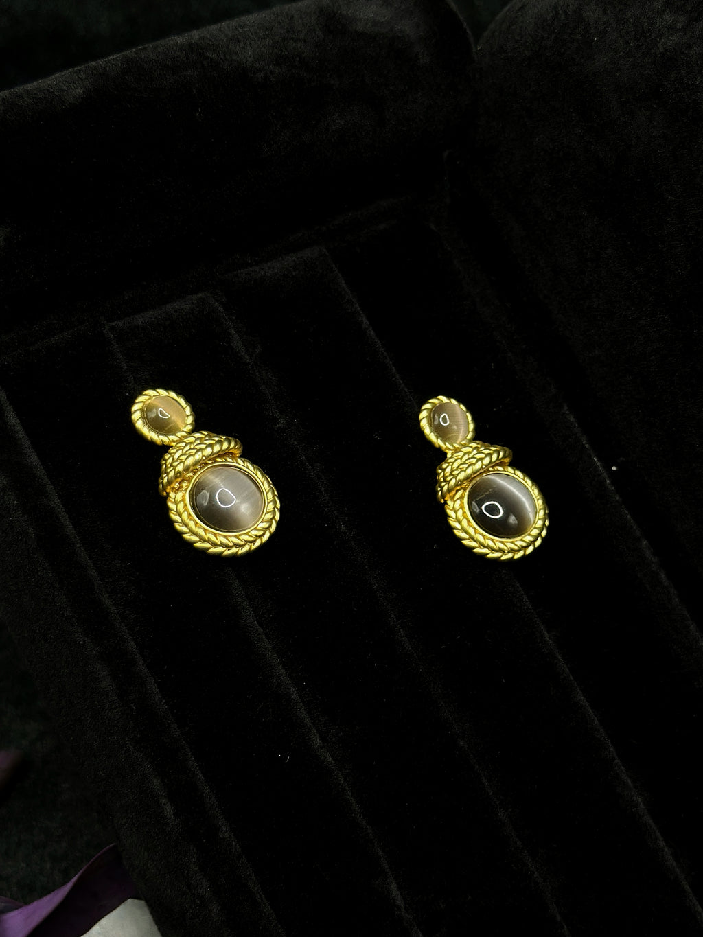TT original-earring-French vintage gold rope-patterned cat-eye earrings | High-end | Vintage earrings | Gray cat-eye stud earrings | French court style niche design