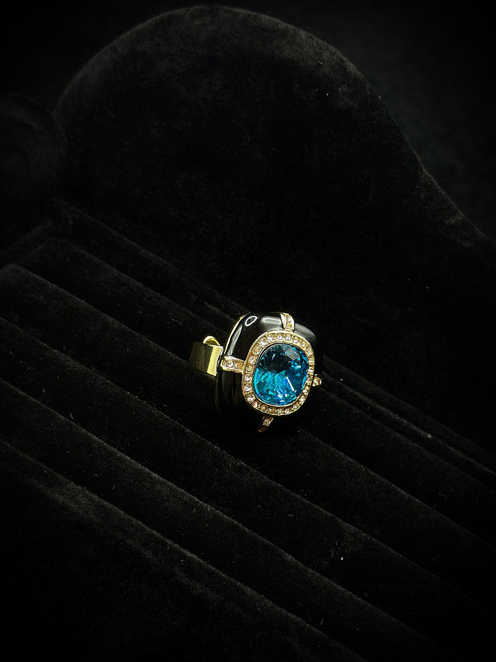 TT original-ring-Black and gold square cushion-shaped wide ring | Niche design | Affordable luxury bright blue faux gemstone ring (for commuting, parties, or gifts)