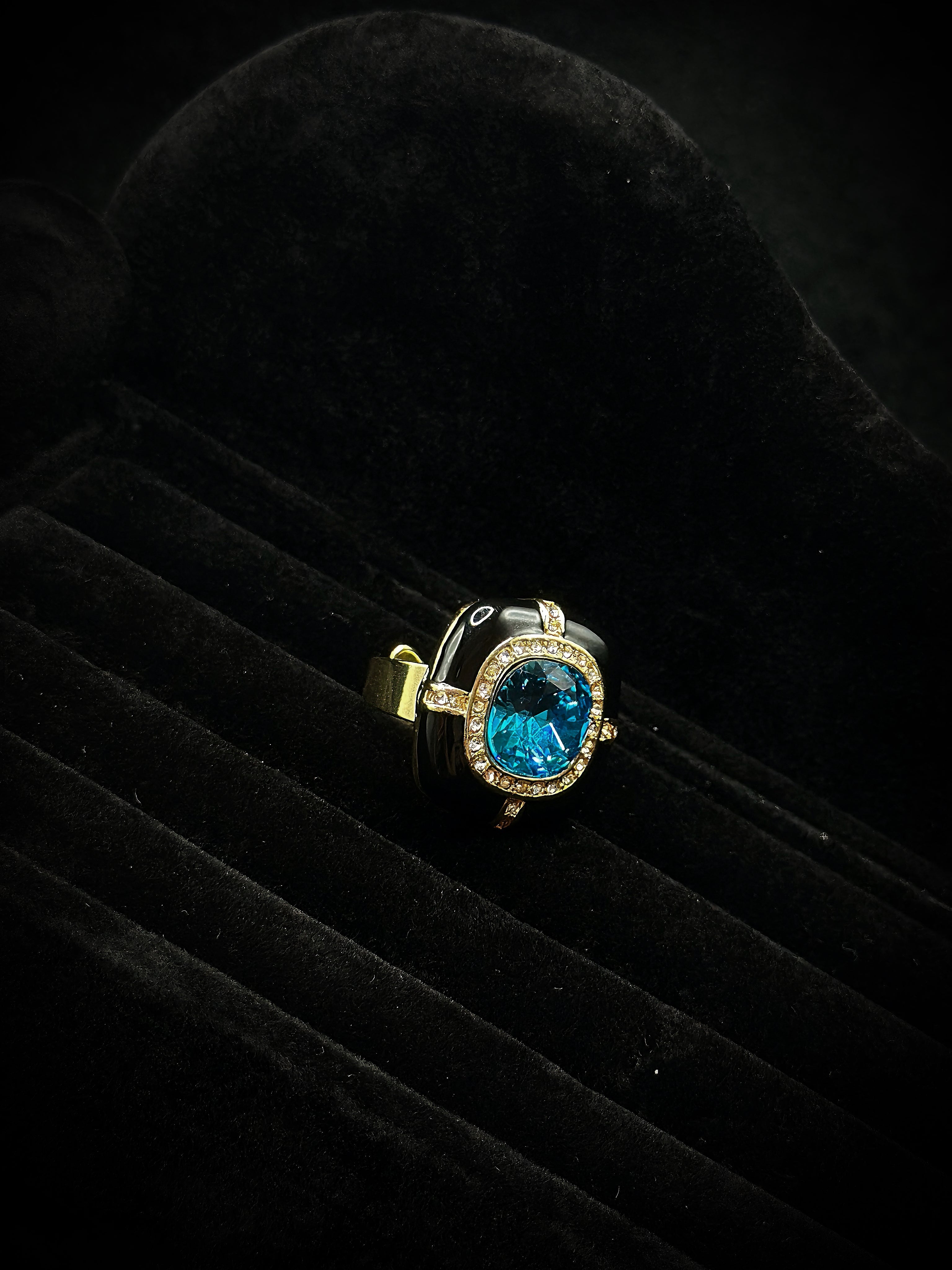 TT original-ring-Black and gold square cushion-shaped wide ring | Niche design | Affordable luxury bright blue faux gemstone ring (for commuting, parties, or gifts)