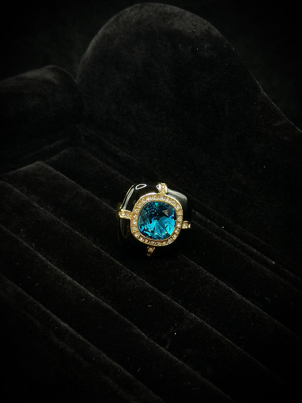 TT original-ring-Black and gold square cushion-shaped wide ring | Niche design | Affordable luxury bright blue faux gemstone ring (for commuting, parties, or gifts)