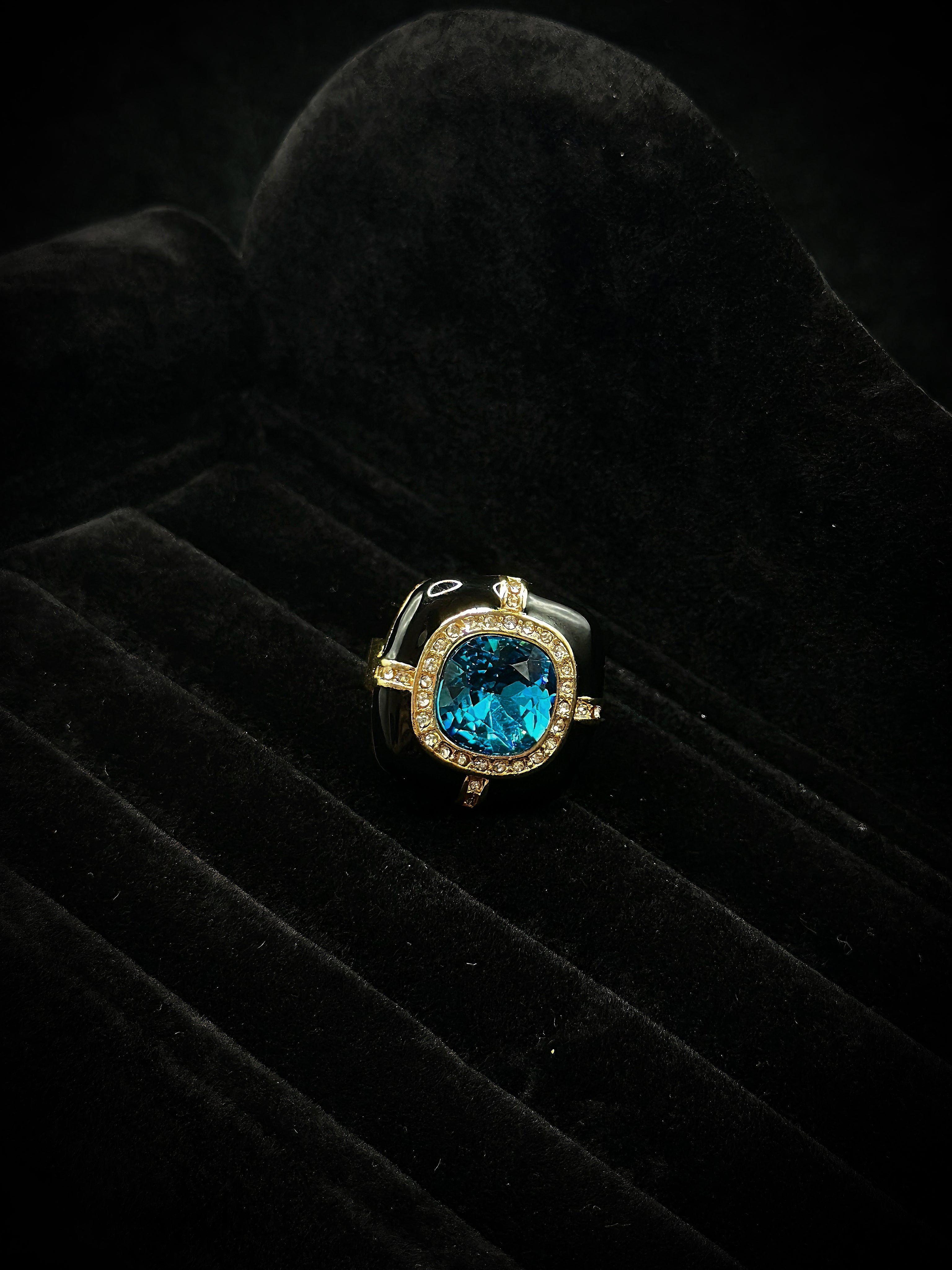 TT original-ring-Black and gold square cushion-shaped wide ring | Niche design | Affordable luxury bright blue faux gemstone ring (for commuting, parties, or gifts)