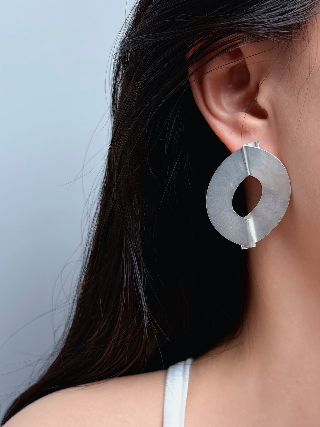 TT original-earring-Minimalist geometric earrings | Matte silver disc earrings | Avant-garde jewelry architecture style