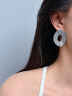 TT original-earring-Minimalist geometric earrings | Matte silver disc earrings | Avant-garde jewelry architecture style