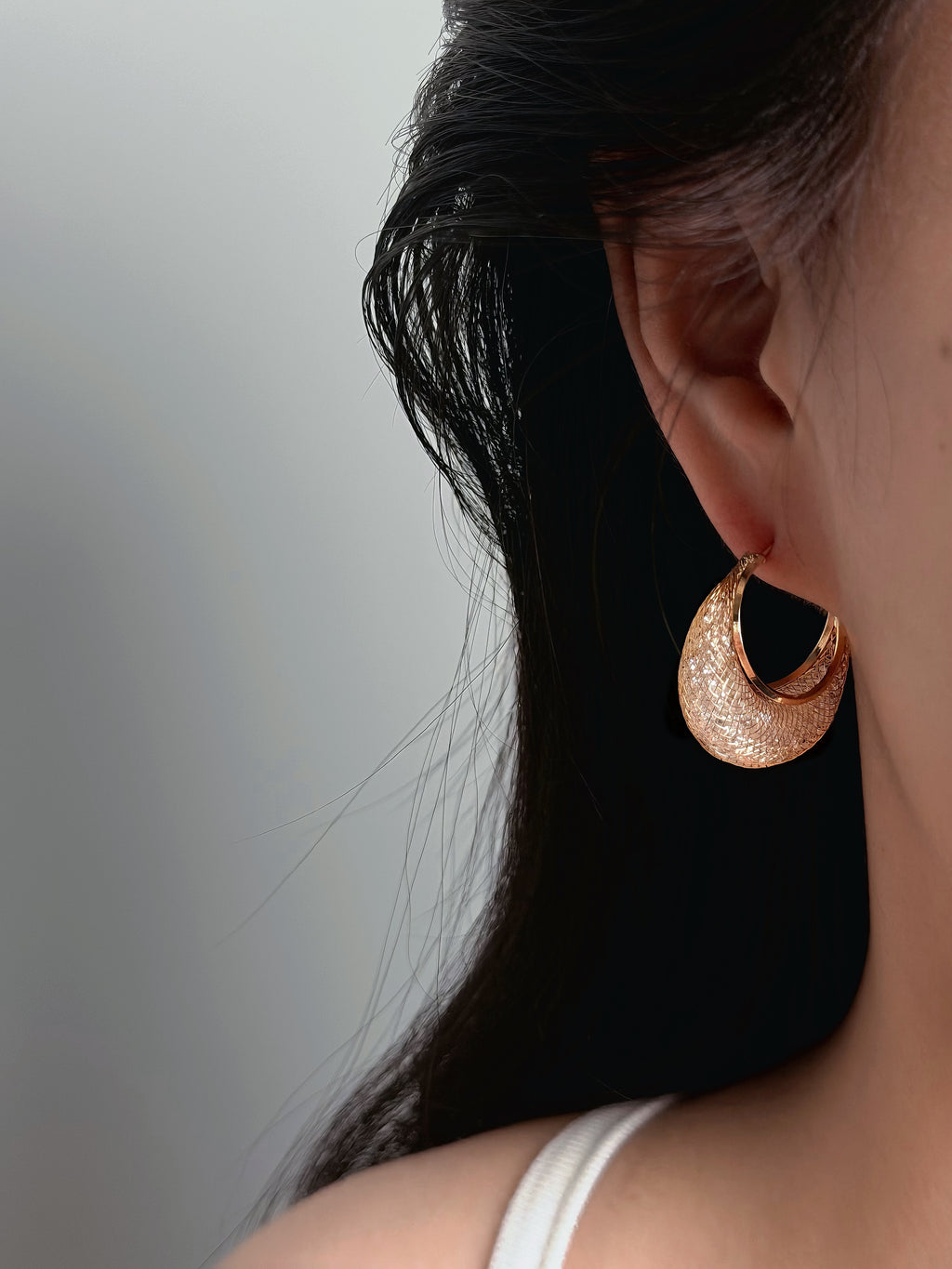 TT original-earring-Gold woven textured teardrop earrings | Mesh statement earrings | Evening accessories | Sparkling diamond luxury jewelry