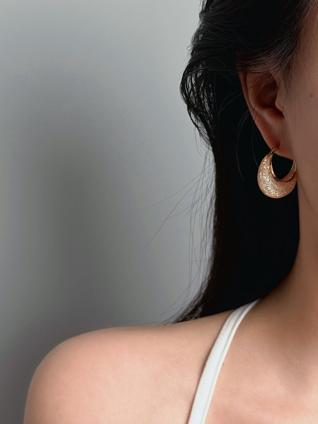 TT original-earring-Gold woven textured teardrop earrings | Mesh statement earrings | Evening accessories | Sparkling diamond luxury jewelry
