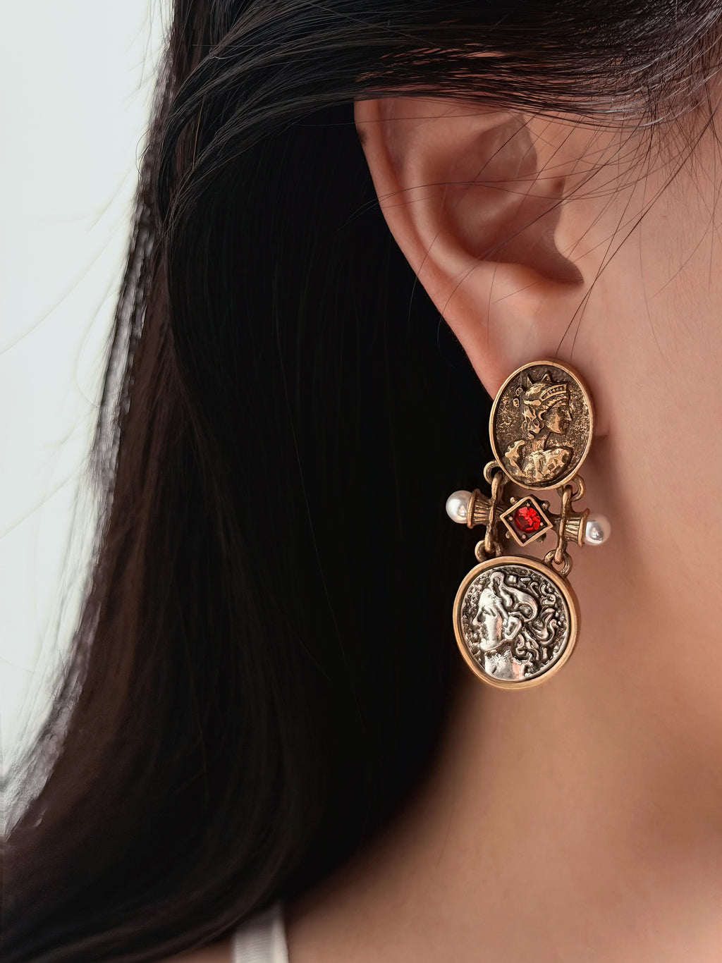 TT original-earring-Court-style earrings | Artistic retro earrings | Niche design | Queen-patterned gold coin earrings | Distressed stud earrings