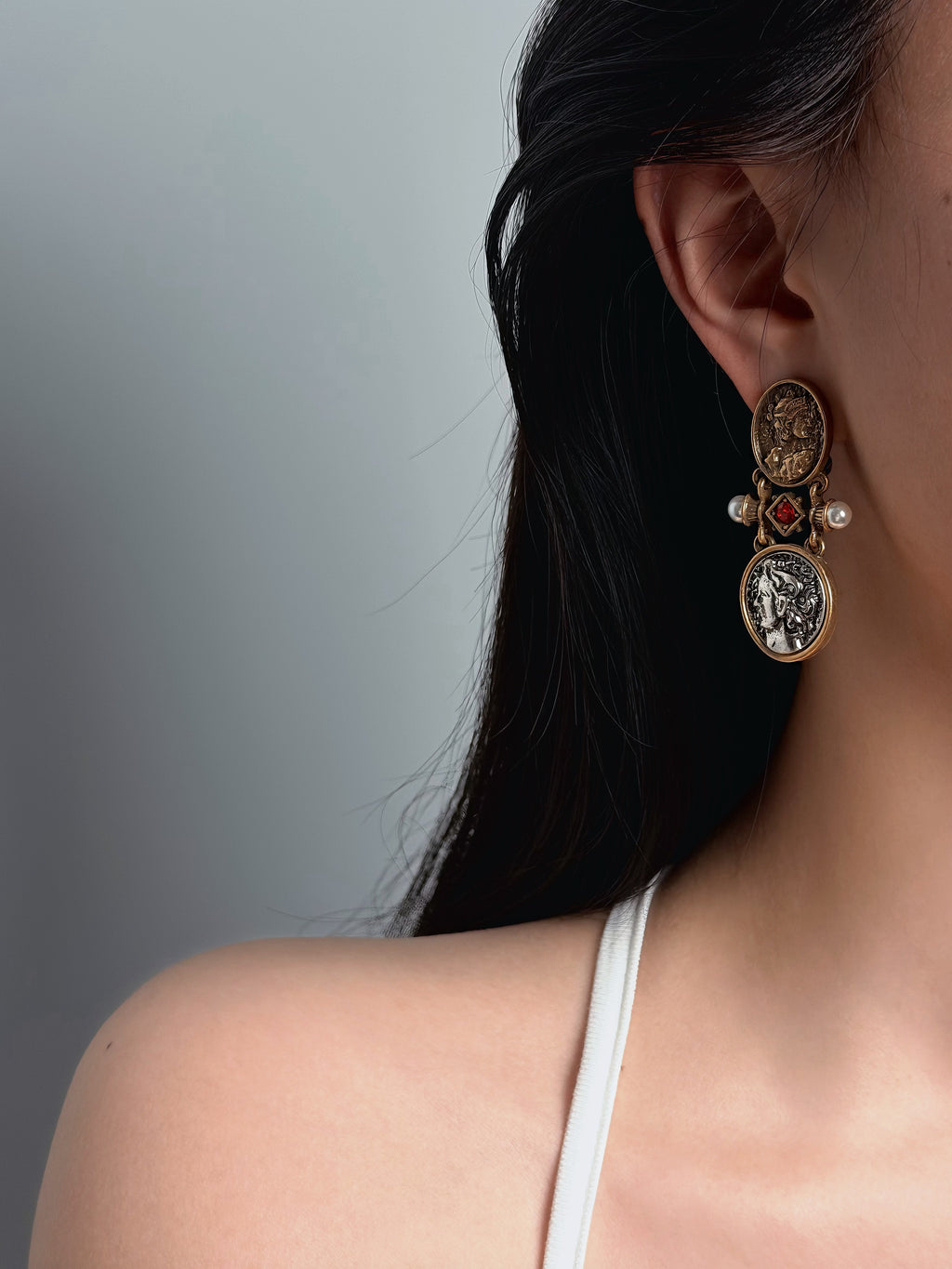 TT original-earring-Court-style earrings | Artistic retro earrings | Niche design | Queen-patterned gold coin earrings | Distressed stud earrings