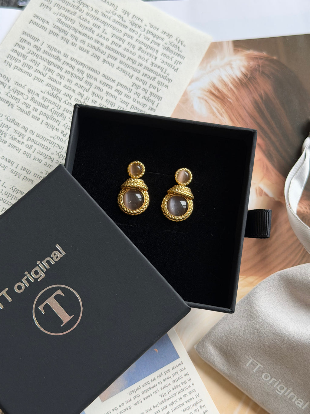 TT original-earring-French vintage gold rope-patterned cat-eye earrings | High-end | Vintage earrings | Gray cat-eye stud earrings | French court style niche design