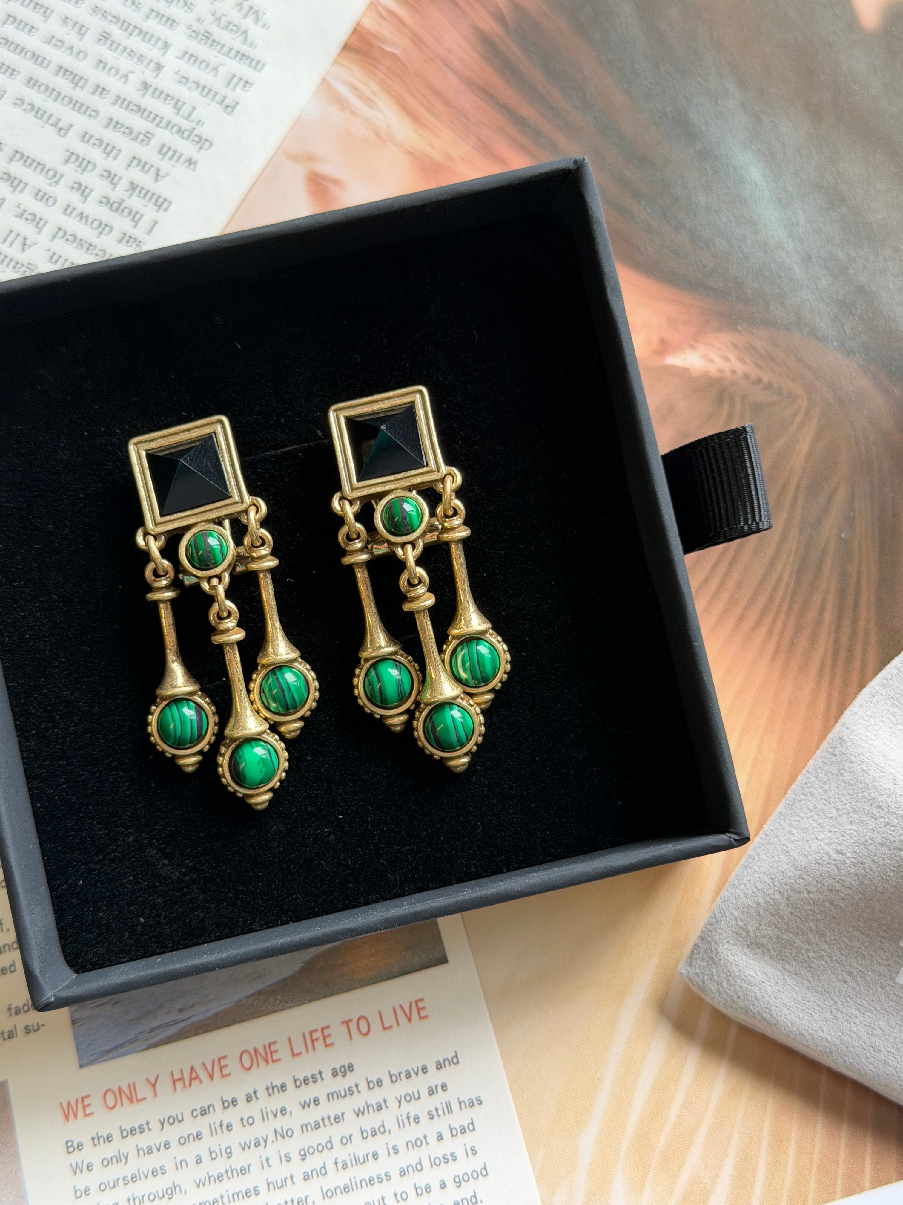 TT original-earring-French vintage style dangling earrings | Malachite stud earrings | Art Deco earrings | Niche court style earrings | Affordable luxury gemstones