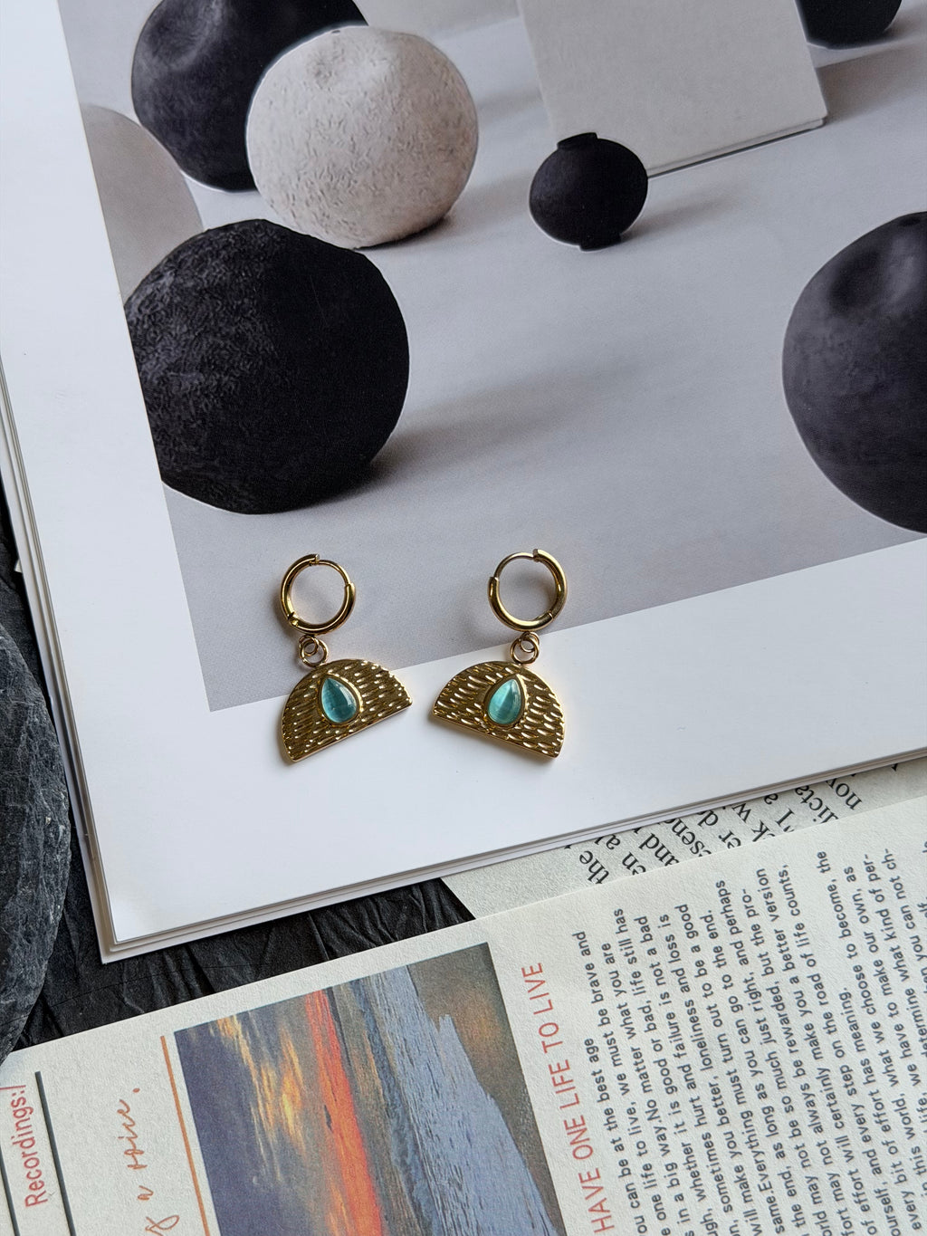 TT original-earring-Bohemian geometric design | Textured earrings | Hammered fan-shaped earrings | High-end vintage emeralds | Fair-skinned and elegant style
