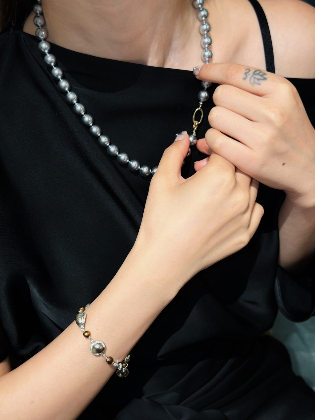 TT original-necklace-Silver-grey mother-of-pearl necklace | Timeless women's pearl jewelry, suitable for both work and evening occasions.