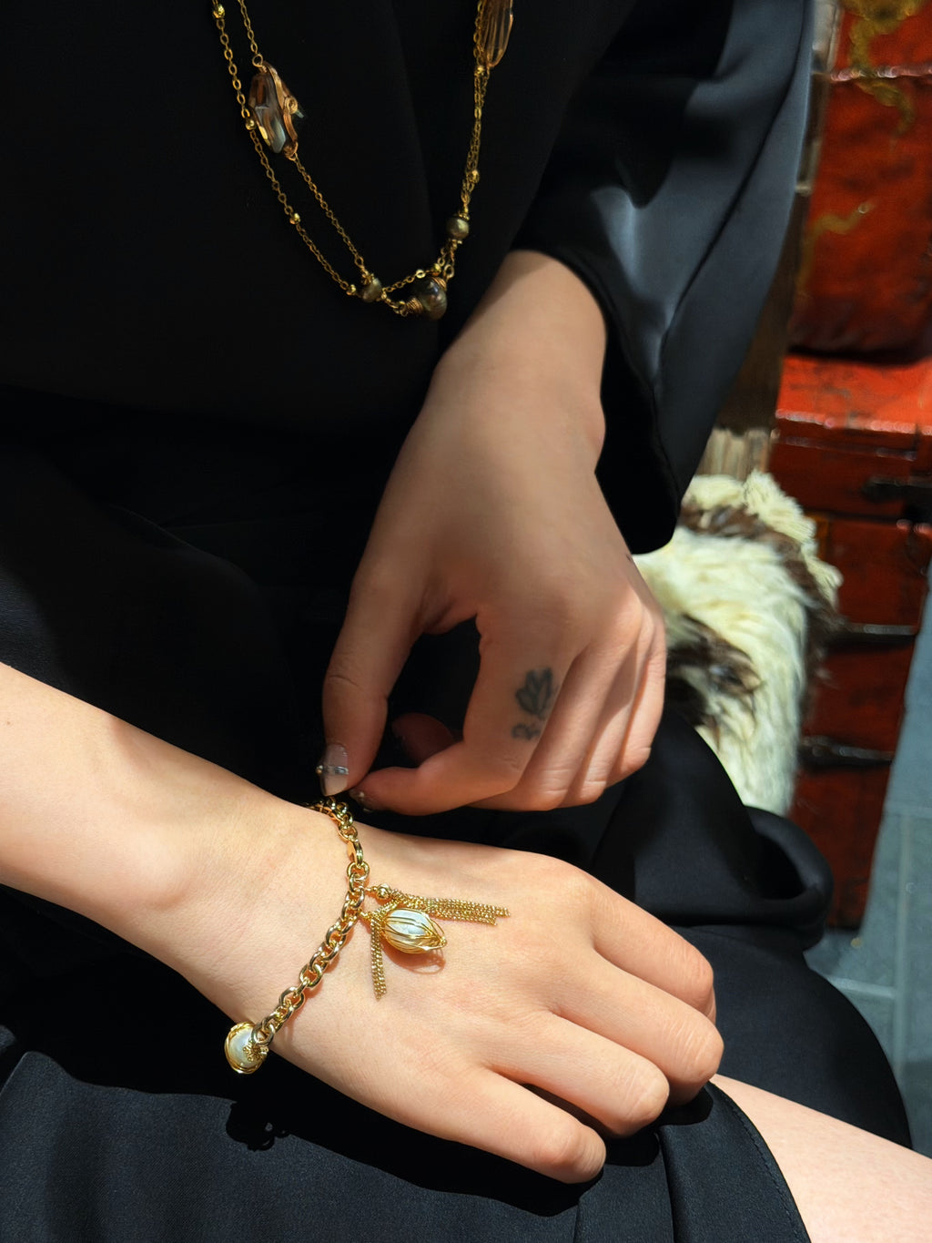 TT original-Bracelet-Women's Gold Pearl Bracelet | Chunky-chain vintage design featuring pearls and tassel charms | Elegant, luxurious statement jewelry