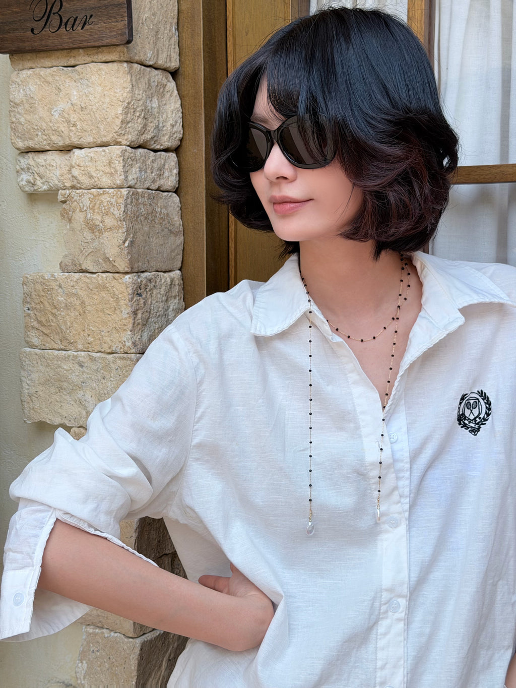 Baroque pearl necklace worn around the neckline