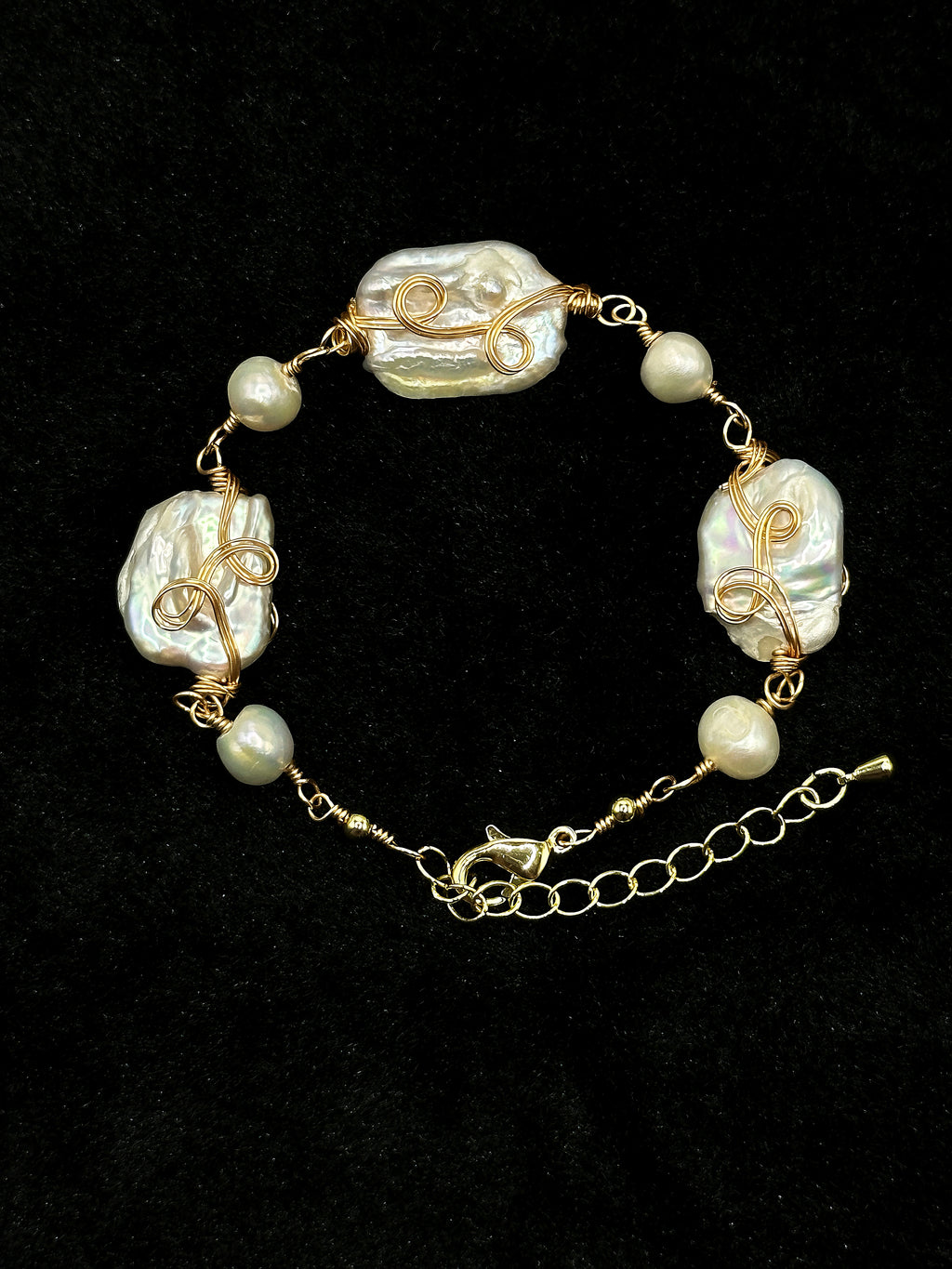 Natural baroque pearl bracelet with gold-tone details