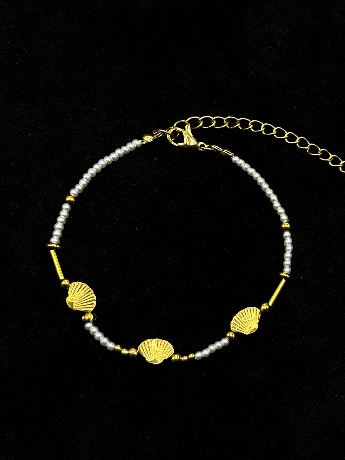Pearl and seashell elements on the bracelet