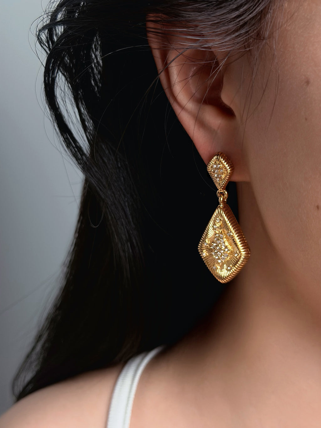 diamond-shaped detail on vintage gold drop earrings