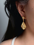 diamond-shaped detail on vintage gold drop earrings